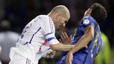 Insiden Zinedine Zidane menanduk Marco Materazzi di final Piala Dunia 2006