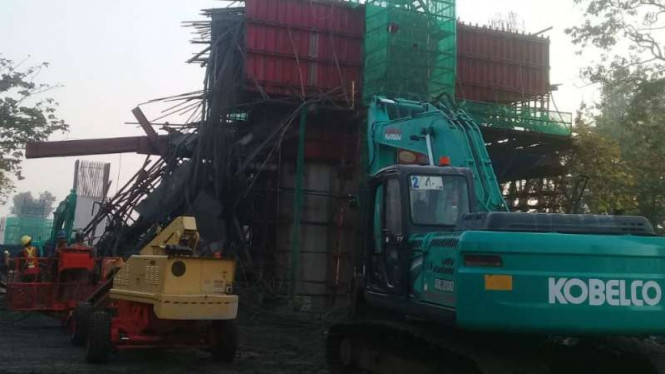 Sebuah tiang pancang beton proyek Tol Bogor Ring Road (BORR) seksi IIIA (Simpang Yasmin-Simpang Semplak) ambruk pada Rabu, 10 Juli 2019.