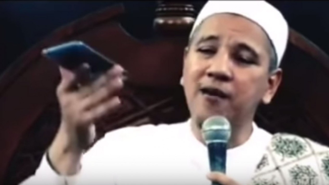 Habib Novel menunjukkan ponsel Huawei