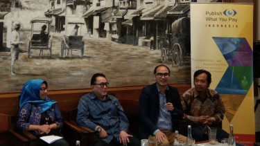 Pengamat Hukum Pertambangan, Ahmad Redi. (tengah).