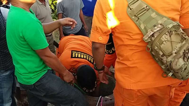 Tim SAR mengevakuasi seorang anak berusia tiga tahun yang terperosok ke dalam lubang paku bumi di area Pelabuhan Tanjung Api-Api, Kabupaten Banyuasin, Sumatera Selatan, Rabu sore, 10 Juli 2019.