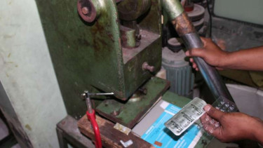 Polisi menggerebek sebuah rumah tempat memproduksi obat-obat palsu milik PT Jaya Karunia Investondo, Semarang, Jawa Tengah, Rabu, 10 Juli 2019.