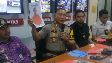 Kepala Polres Kota Tangerang Kombespol Sabilul Alif merilis foto tersangka perampok toko emas dalam konferensi pers, Kamis, 11 Juli 2019.
