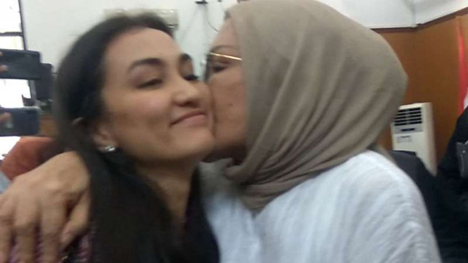 Ratna Sarumpaet memeluk anaknya Atiqah Hasiholan, usai sidang di PN Jaksel.