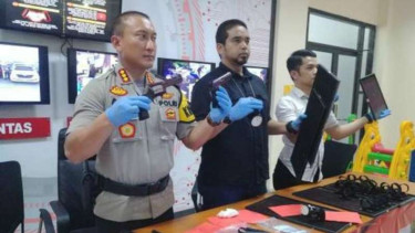 Kepala Polres Kota Tangerang Kombespol Sabilul Alif merilis foto tersangka perampok toko emas dan barang buktinya dalam konferensi pers, Kamis, 11 Juli 2019.