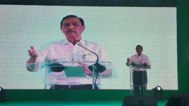 Menteri Koordinator Bidang Kemaritiman Luhut Binsar Pandjaitan di Bandara Kualanamu, Kabupaten Deli Serdang, Sumatera Utara, Kamis, 11 Juli 2019.
