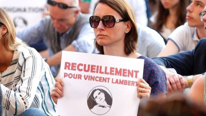 A ceremony was held in support of Mr Lambert in Paris on Wednesday - Reuters