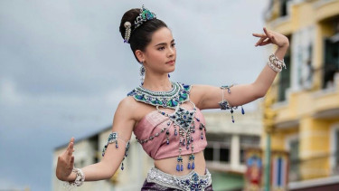 Yaya Urassaya saat menari di hadapan masyarakat Nakhon Phanom.