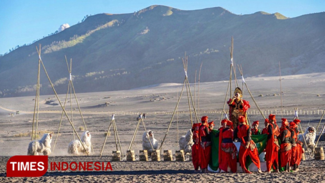 Forum Budaya Eksotika Bromo di kalder Lautan Pasir Gunung Bromo (foto: Iqbal/TIMES Indonesia)