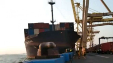 Kapal tabrak crane di Tanjung Perak.