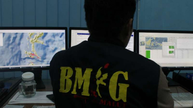 Petugas BMKG saat mengamati data pergerakan gempa. 