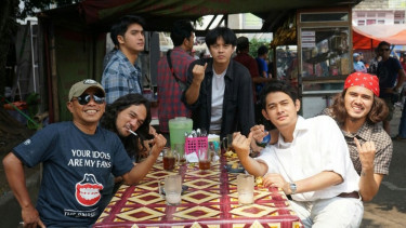 Pidi Baiq dan para aktor film Koboy Kampus