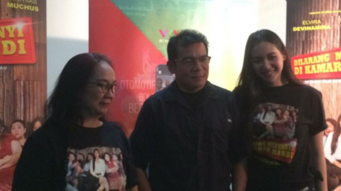  R. Ade Puspa, Mathias Mutchus, Elvira Devinamita berkunjung ke kantor VIVA