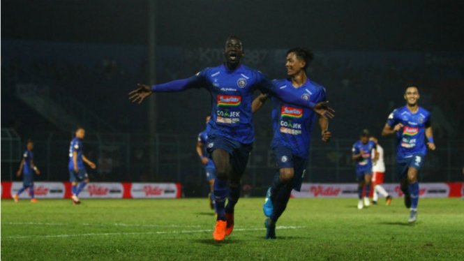 Gelandang Arema FC, Makan Konate, merayakan gol