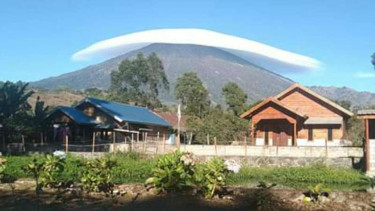 Topi awan di Gunung Rinjani.