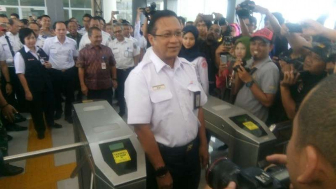 Dirut PT KAI Edi Sukmoro saat meresmikan skybridge di Stasiun Batu Ceper.