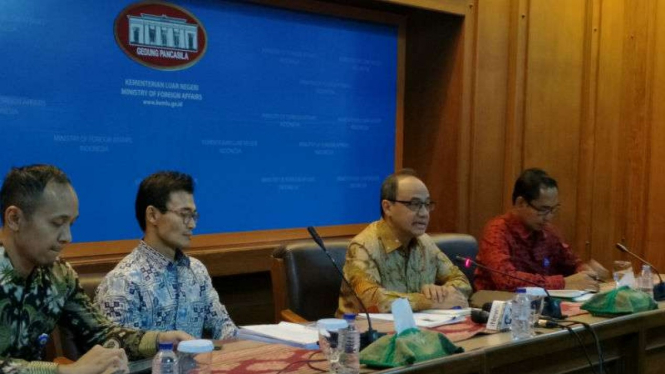 Plt Juru Bicara Kemlu RI Teuku Faizasyah (kedua dari kanan)