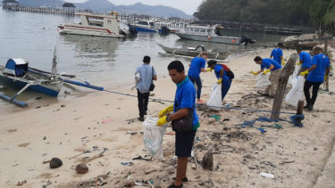 Bersih-bersih pantai Pede Labuan Bajo