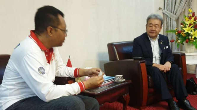 Gubernur Nusa Tenggara Barat Zulkieflimansyah menerima Presiden Director Iida Group Holding Yoichi Nishikawa di kantornya di Mataram, Kamis, 18 Juli 2019.