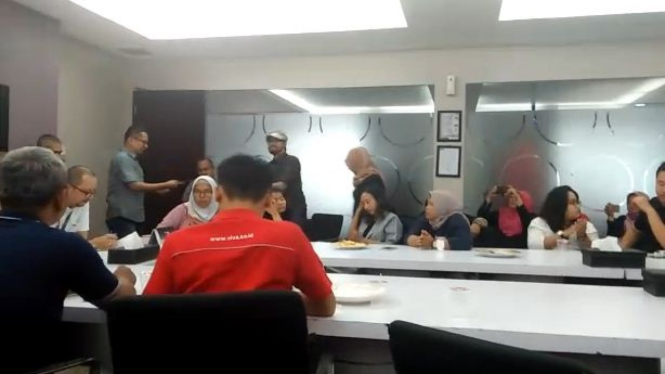 Penyerahan surat tanda legalitas Solidaritas Pekerja VIVA (SPV)