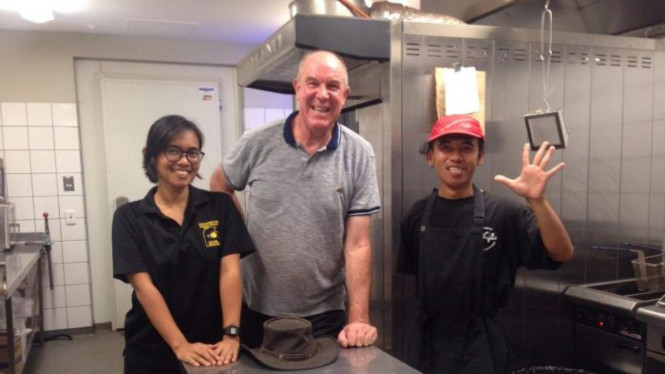 Yutthika Addina dan Theodorus Bayu Pratama bersama manajernya di dapur toko komunitas di Papanya, Kawasan Utara Australia.