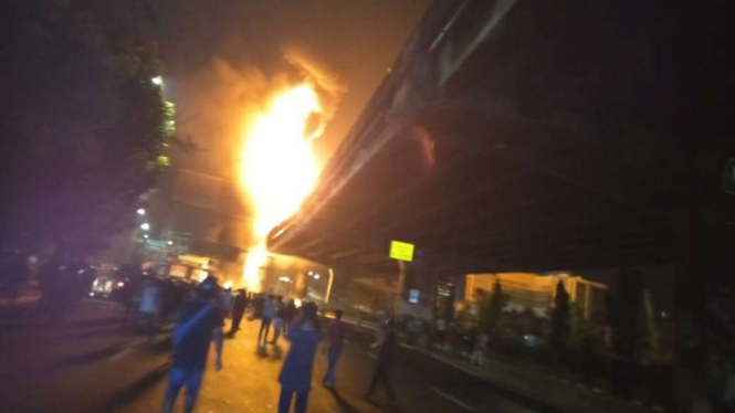 Kebakaran truk tangki di Tol Rawamangun Minggu dini hari.