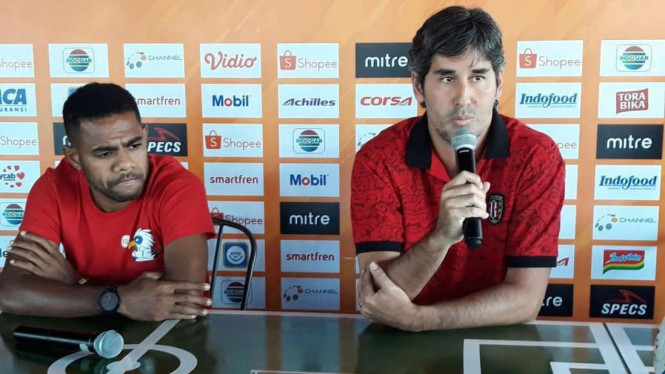 Pelatih Bali United, Stefano Cugurra (kanan) dan pemain Bali United, Yabes Roni