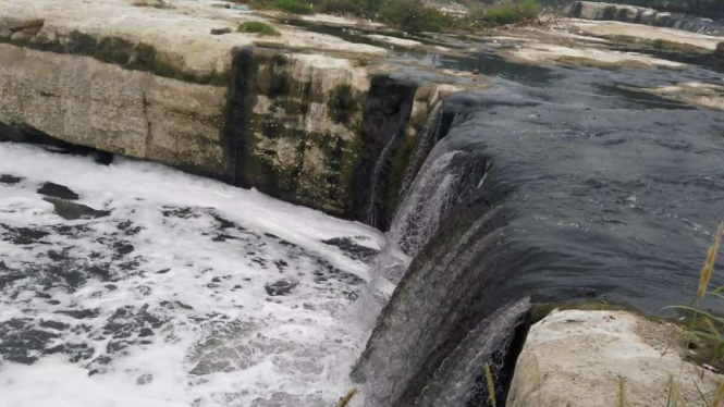 Sungai Cileungsi menghitam dan berbau saat musim kemarau.