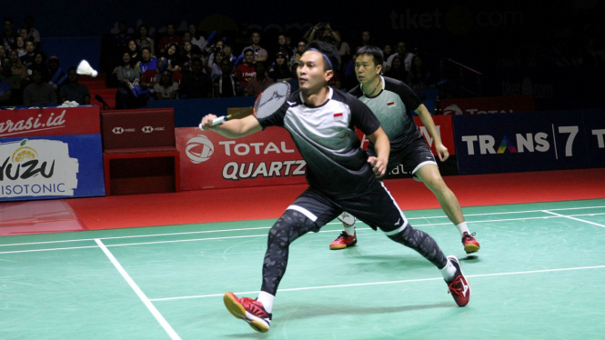 Pebulutangkis ganda putra Indonesia, Mohammad Ahsan (depan), saat beraksi.
