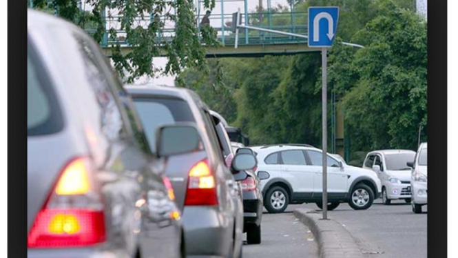 Sein kendaraan di jalan raya.