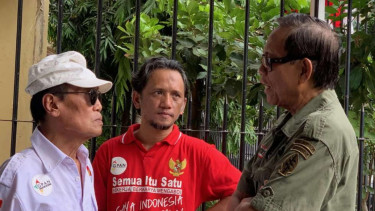 Komedian Tarzan dan Tessy datangi Polda Metro Jaya untuk menjenguk Nunung.