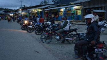 Pengendara motor di Papua.