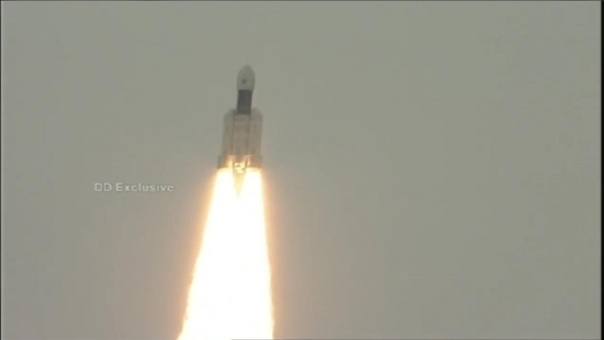 Roket lepas landas membawa wahana Chandrayaan-2 ke Bulan