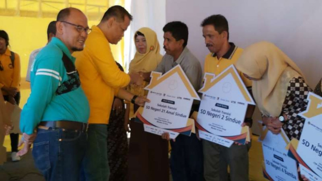 Penyerahan Bantuan Fasilitas Sekolah Bagi Warga Palu, Sigi, dan Donggala