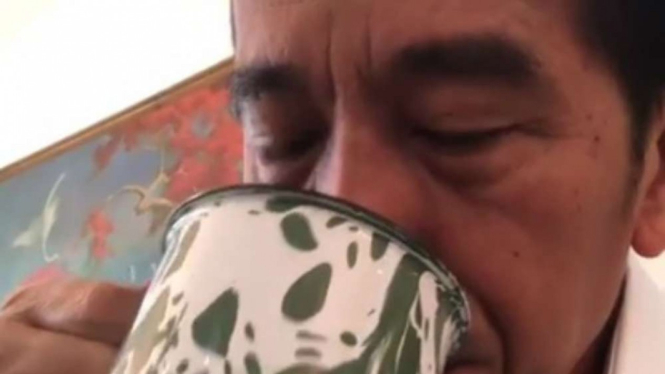 Presiden Joko Widodo saat meminum Jamunya.