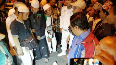 Suasana penolakan HUT PRD oleh massa kontra di Sekretariat PRD Jatim di Jalan Bratang Surabaya, Jawa Timur, pada Senin malam, 22 Juli 2019.