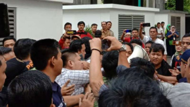 Mahasiswa Dorong-dorongan dengan Pamdal di Balai Kota.