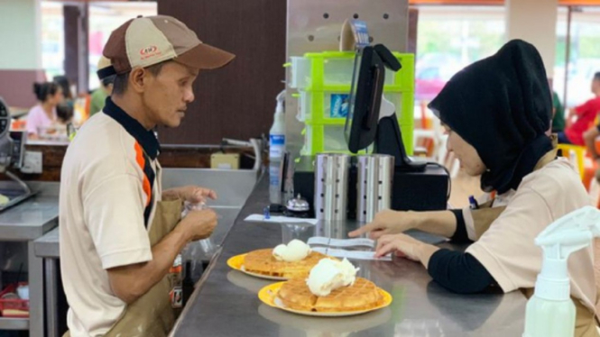 Pekerja disabilitas di restoran cepat saji di Petaling Jaya, Malaysia