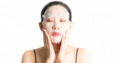 Wanita memakai sheet mask