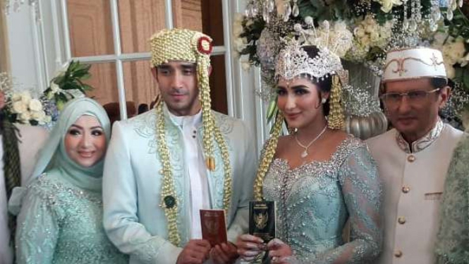 Tania Nadira dan Abdullah Alwi Alaydrus beserta keluarga 