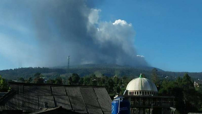 Kolom abu Gunung Tangkuban Perahu.