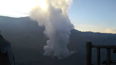 Gunung Tangkuban Parahu erupsi