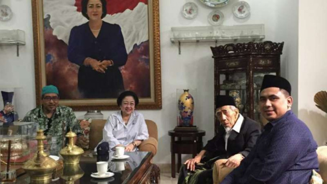 KH Maimoen Zubair semasa hidup saat bertemu Megawati Soekarnoputri beberapa waktu silam. 
