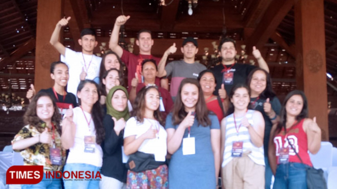 Wisatawan Asing Asal Mexico saat berpose bareng di pendopo kabupaten Ponorogo. (Foto Evita Mukharomah/TIMES Indonesia)
