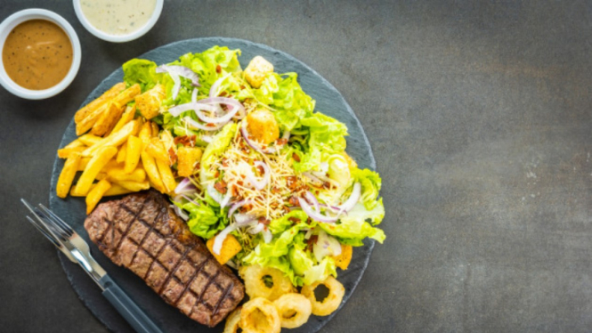 Steak dan kentang goreng.