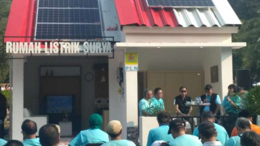 Menteri Energi dan Sumber Daya Mineral Ignasius Jonan menghadiri kampanye Gerakan Nasional Sejuta Surya Atap di komplek Monumen Nasional Jakarta, Minggu, 28 Juli 2019.