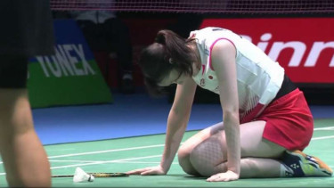 Mayu Matsumoto tertunduk lesu.