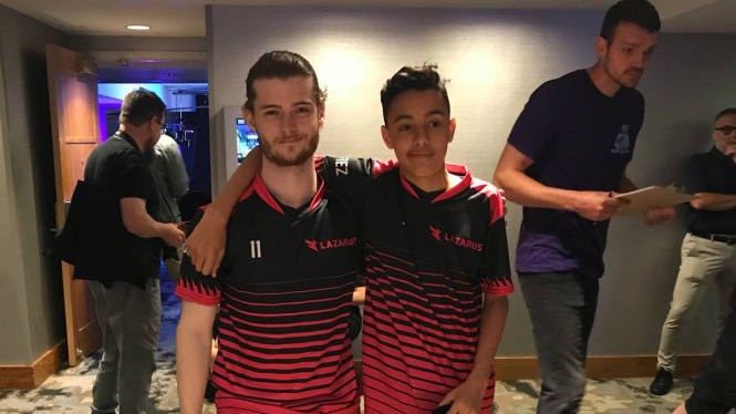 Jaden Ashman (kanan) bersama rekannya  