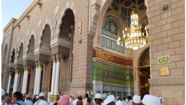 Berdoa di  tempat mustajab Raudhah.