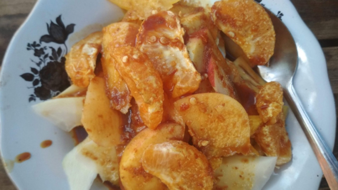 Rujak julid di Pantai Slopeng, Ambunten, Sumenep.